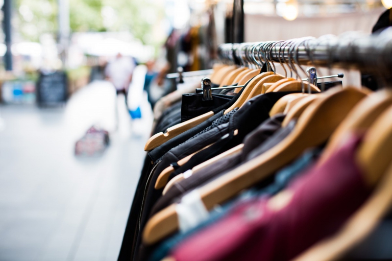 ecommerce-ESPARRON-min_blur_close_up_focus_hanger_jacket_market_people_rack-1176303