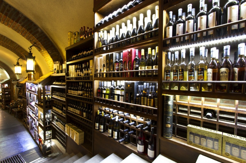 ecommerce-ESPARRON-min_world_street_travel_shop_canon_georgia_wine_bottles-429767